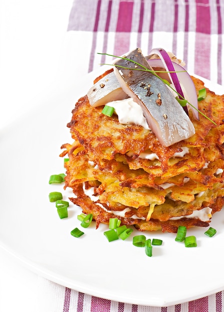 Gebratene Kartoffelpuffer mit Hering