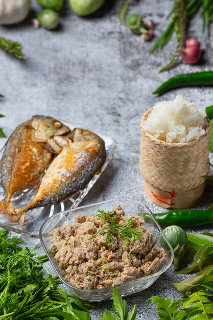 Gebratene Makrelen-Chilipaste und Gemüseset, thailändisches Essen.