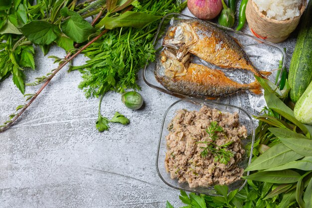 Gebratene Makrelen-Chilipaste und Gemüseset, thailändisches Essen.