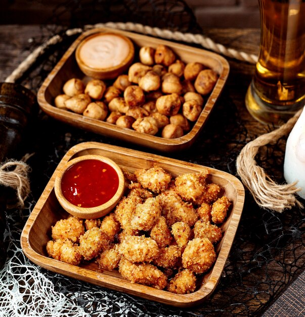 Gebratene Nuggets und gebratene Dushbara mit Bier