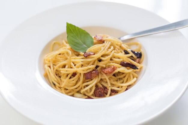 Gebratene Spaghetti mit knusprigem Speck