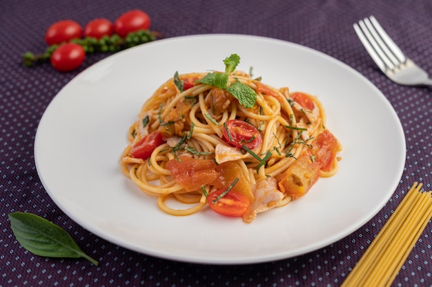 Gebratene Spaghetti wunderschön in einem weißen Teller angeordnet.