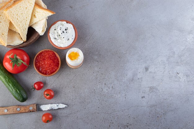 Gebratene Toasts mit Butter und roten frischen Kirschtomaten auf Hintergrund gelegt.