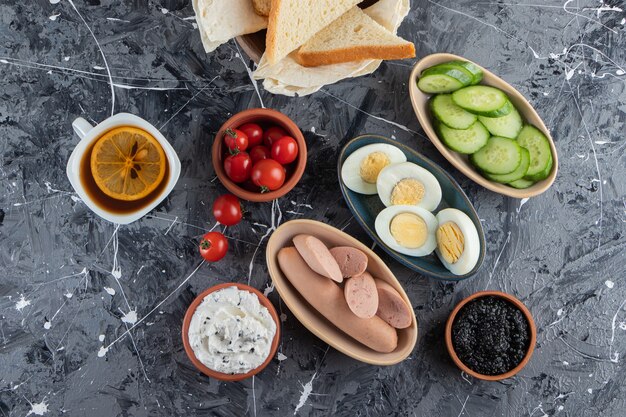 Gebratene Toasts mit frischen roten Kirschtomaten auf Marmortisch.