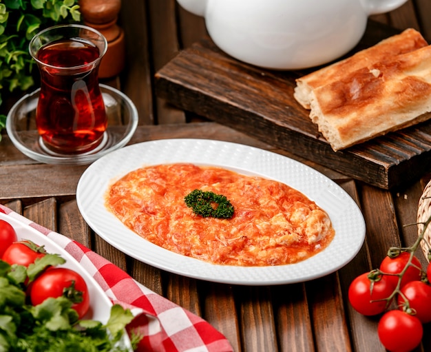 Kostenloses Foto gebratene tomaten mit eiern auf dem tisch