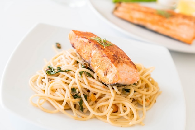 Gebratene, würzige Spaghetti mit Lachs