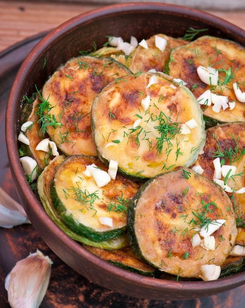 Kostenloses Foto gebratene zucchini in einer alten keramikschale