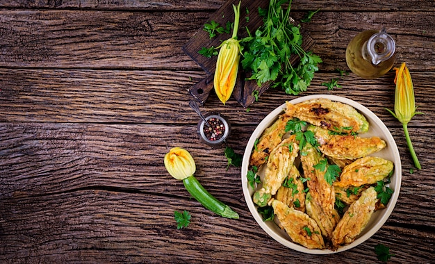 Gebratene Zucchiniblüten gefüllt mit Ricotta und grünen Kräutern