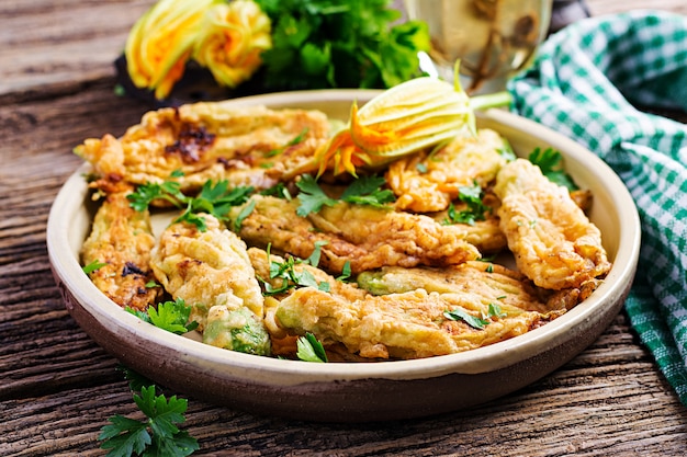 Gebratene Zucchiniblüten gefüllt mit Ricotta und grünen Kräutern