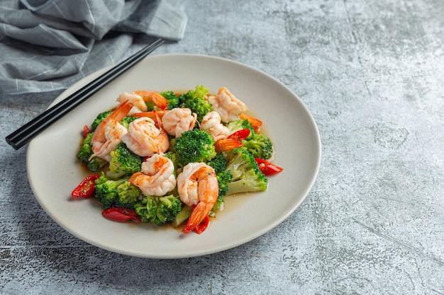 Gebratener Brokkoli mit Knoblauch und Garnelen, thailändisches Essen.