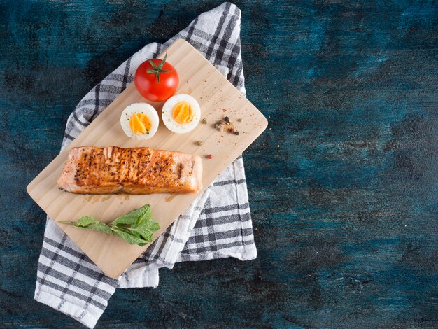 Gebratener Lachs mit gekochtem Ei an Bord