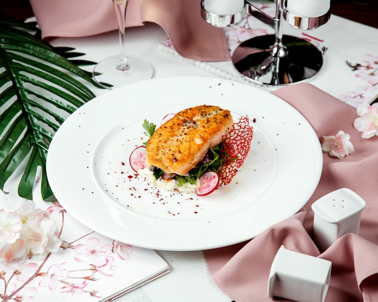 Kostenlose Foto gebratener lachs mit reis und radieschen