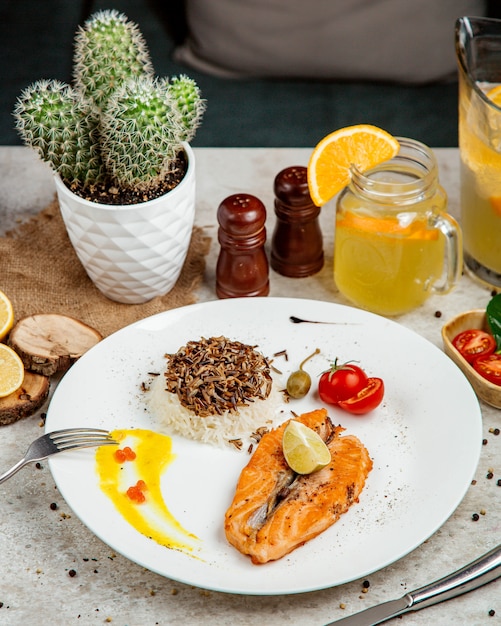 Gebratener Lachs mit Reis und Tomaten