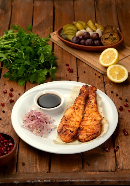 Kostenloses Foto gebratener lachs mit zwiebeln und soße