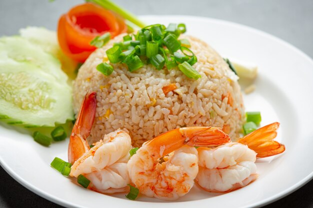 Gebratener Reis der amerikanischen Garnele, serviert mit Chili-Fischsauce Thai Food.