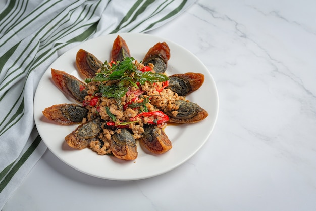 Gebratenes Basilikum mit würzigem Jahrhundertei umrühren. Serviert mit gedünstetem Reis und Chili-Fischsauce, thailändisches Essen.