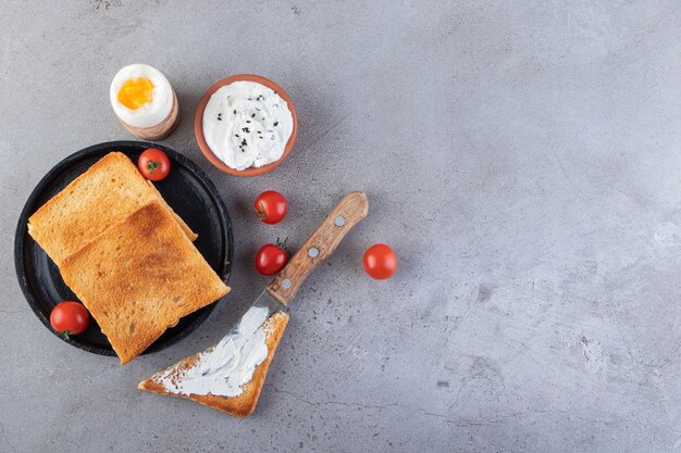 Gebratenes Brot mit Frischkäse und frischen roten Kirschtomaten.