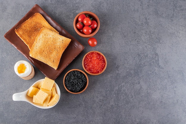 Gebratenes Brot mit gekochten Eiern und roten frischen Kirschtomaten.