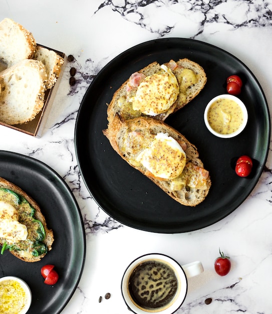 Kostenloses Foto gebratenes brot mit gemischter füllung und kaffee