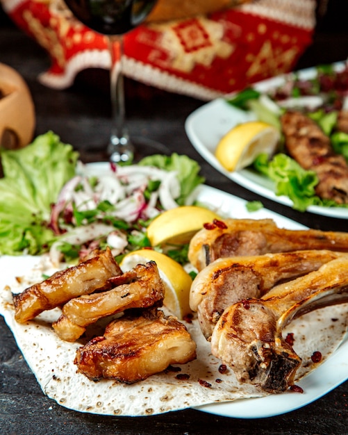 Gebratenes Fleisch auf Lavash mit Kräutern