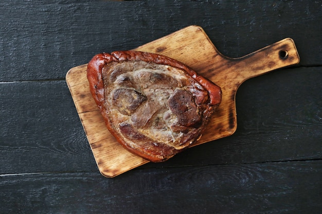 Gebratenes fleisch auf schneidebrett