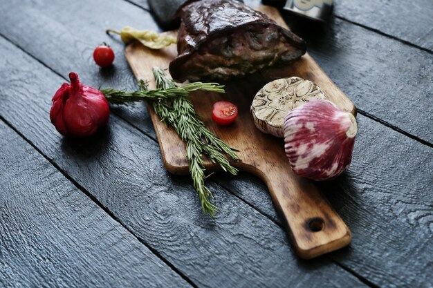 Gebratenes Fleisch mit Gewürzen