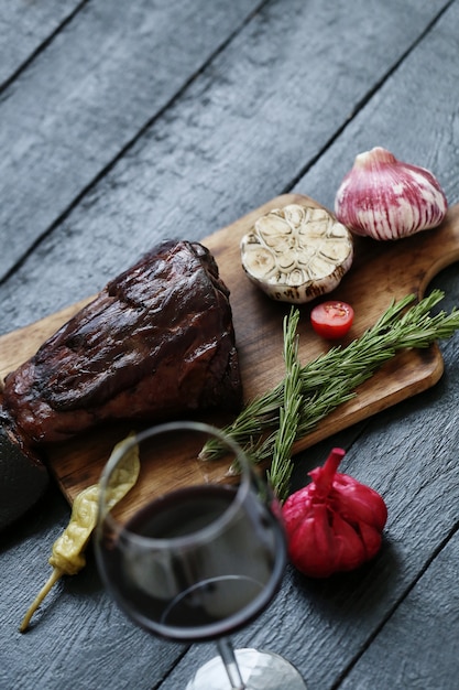 Gebratenes Fleisch mit Gewürzen