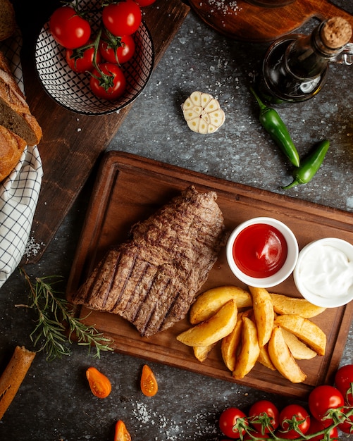 Gebratenes Fleisch mit Kartoffeln gefüllt