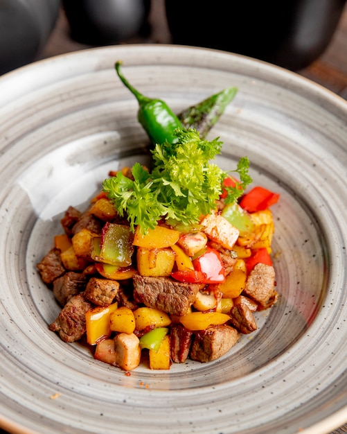 Kostenloses Foto gebratenes fleisch mit kartoffeln paprika und gemüse