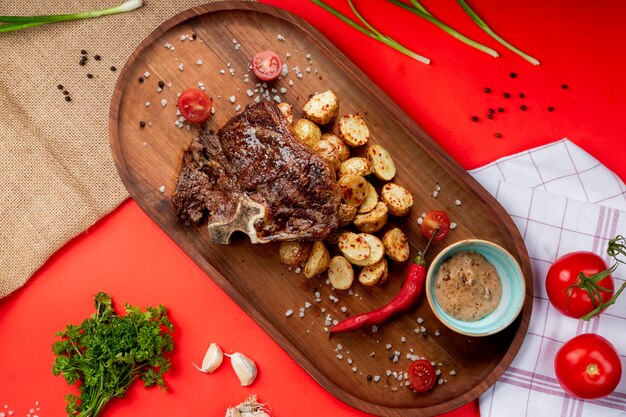 Gebratenes Fleisch mit Kartoffeln und Paprika