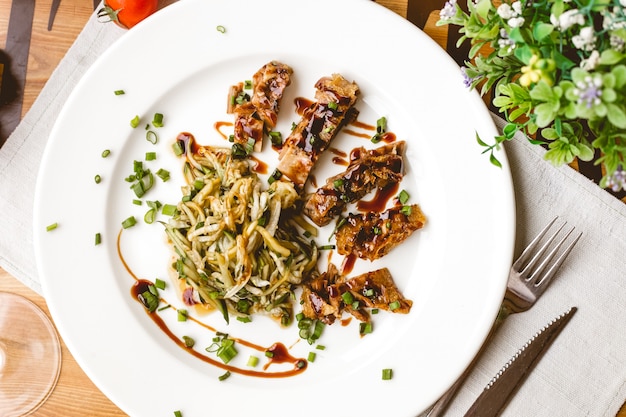 Kostenloses Foto gebratenes fleisch mit kohl-apfel-zwiebel-bbq-sauce seitenansicht