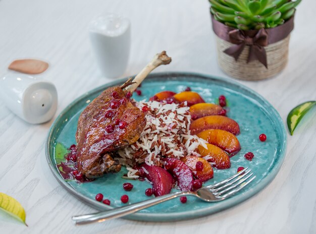 Gebratenes Fleisch mit Äpfeln und Reis