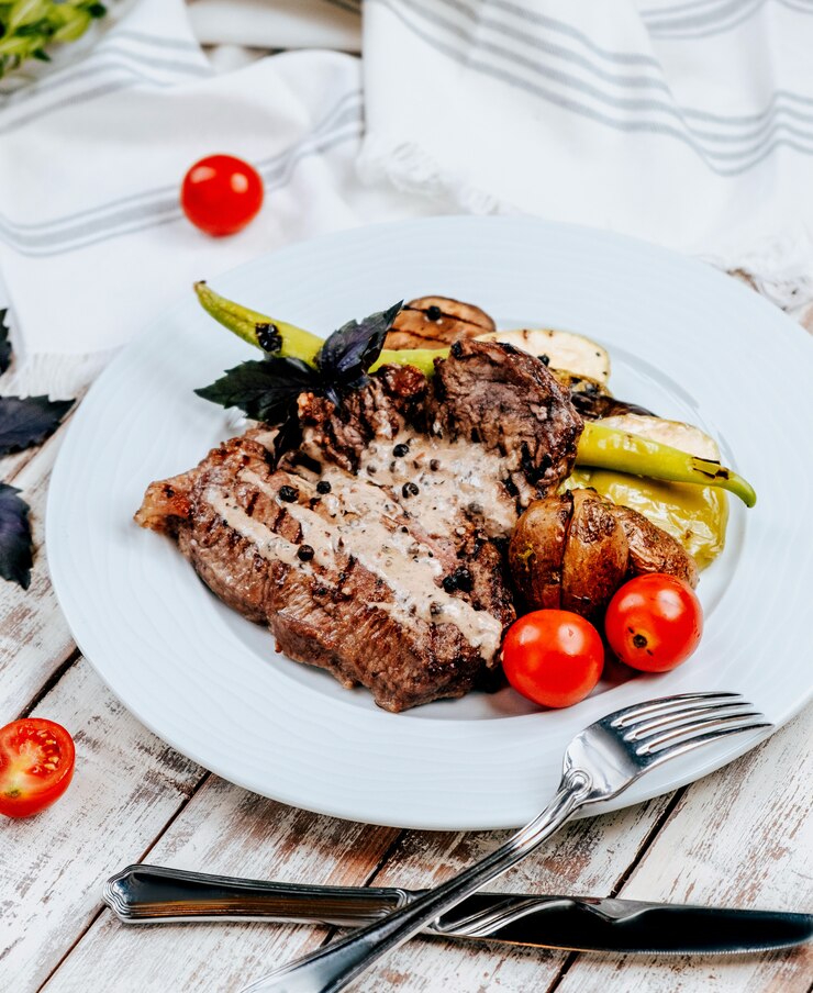 Kostenlose Foto gebratenes fleisch mit sahnesauce und kartoffeln