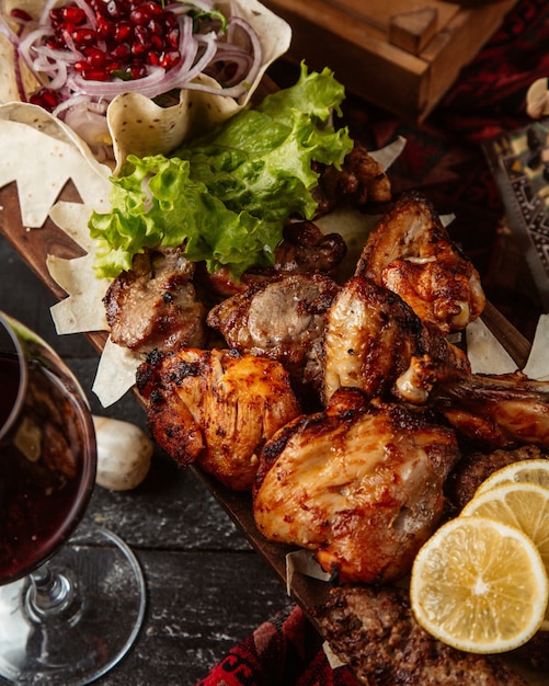 Gebratenes Fleisch mit Zwiebeln und Granatapfel mischen