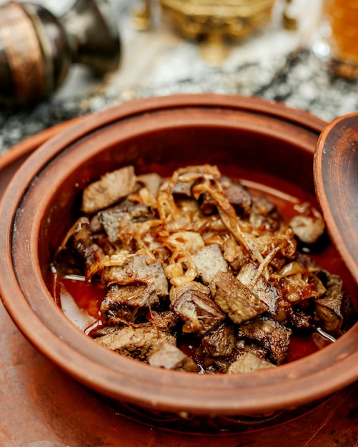 Kostenloses Foto gebratenes fleisch mit zwiebeln unter sauce