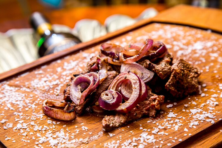 Kostenlose Foto gebratenes fleisch mit zwiebelseitenansicht