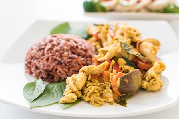 Gebratenes grünes Curry-Huhn mit Beerenreis