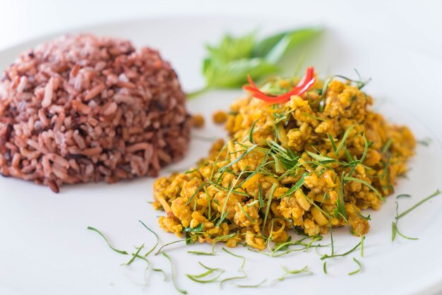 Gebratenes Hackfleisch mit heißem gelber Curry