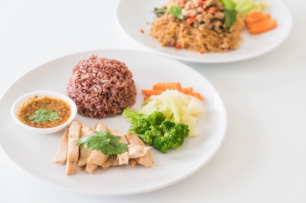 Gebratenes Hähnchen und Gemüse mit Beerenreis