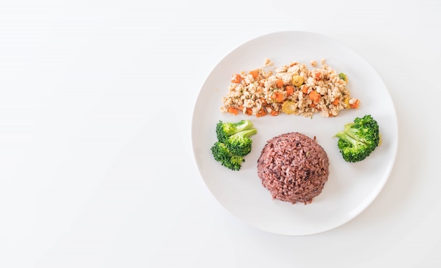 Gebratenes Hähnchen und Karotten mit Beerenreis