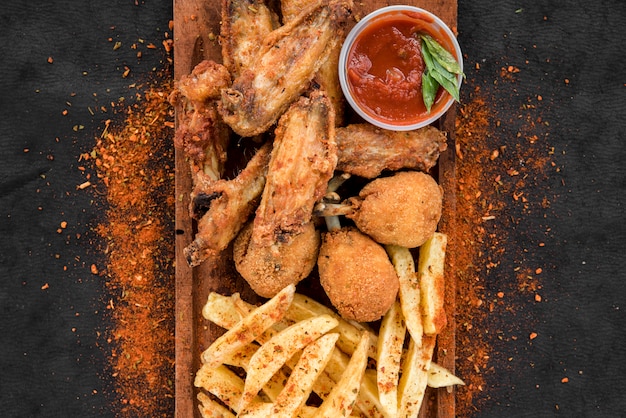 Kostenloses Foto gebratenes hähnchen und pommes frites mit gewürzen