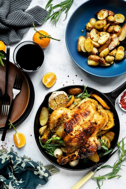 Gebratenes Hühnchen mit Kartoffeln Weihnachtsessen Essensfotografie