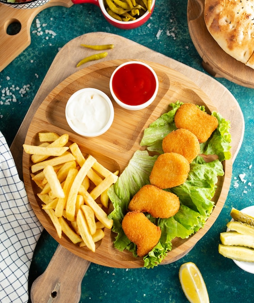 Gebratenes Hühnernuggets mit Draufsicht der Pommes-Frites