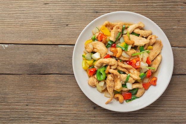 Gebratenes Huhn mit Cashewnüssen thailändisches Essen.