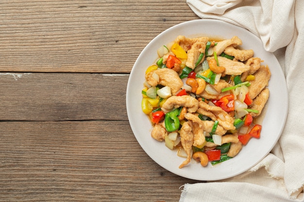 Gebratenes Huhn mit Cashewnüssen thailändisches Essen.