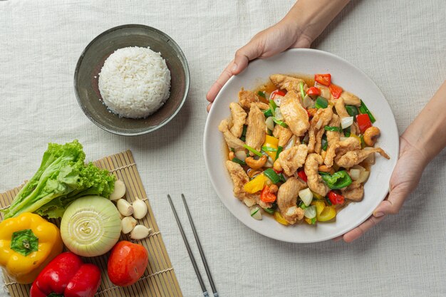 Gebratenes Huhn mit Cashewnüssen thailändisches Essen.