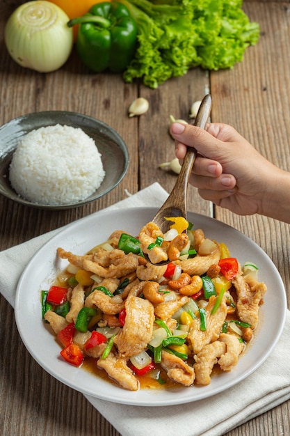 Kostenloses Foto gebratenes huhn mit cashewnüssen thailändisches essen.