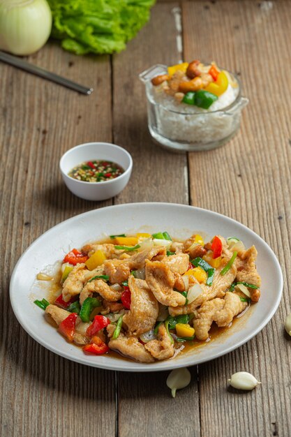 Gebratenes Huhn mit Cashewnüssen thailändisches Essen.