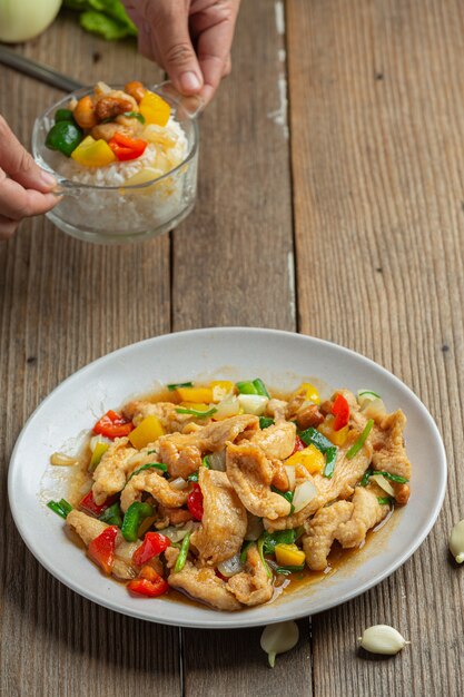 Gebratenes Huhn mit Cashewnüssen thailändisches Essen.