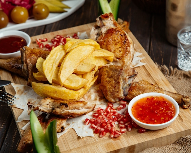 Gebratenes Huhn und Kartoffeln mit süßem Paprika